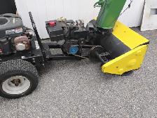 SOUFFLEUSE. JOHN DEERE.  AVEC.  MOTEUR
