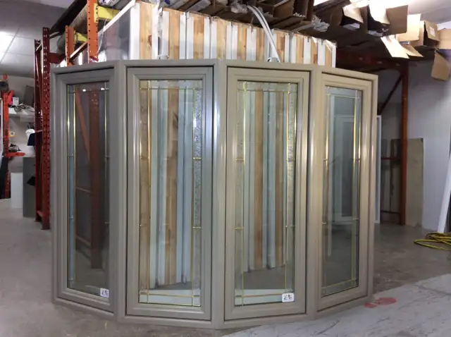 Bay Windows HYBRIDE Kaki Vitrail tige laiton/Lumière 84×60 1/4