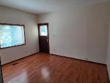 Beautiful 1 BDRM Main Floor Apartment (Central Ave) - Photo 4