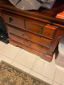 Solid dresser with two night stands - Photo 2