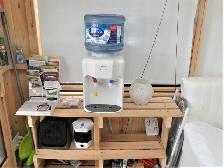 Distributrice d'eau froide et chaude ou tiède