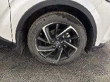 2022 Toyota C-HR | LIMITED 2.0 | HEATED LEATHER SEATS | HTD STR - Photo 4