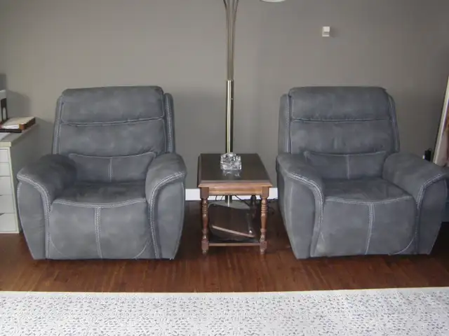 BEAUTIFUL PAIR OF POWER RECLINERS