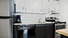 FULLY FURNISHED  1 BEDROOM / PRIME LOCATION / AVAILABLE NOV 1 - Photo 4