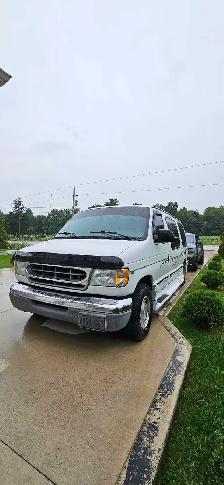 2002 Ford econoline e150 - Photo 2