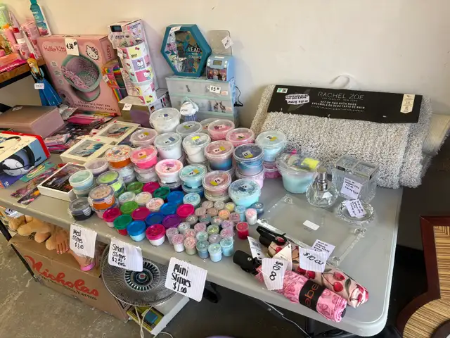 Garage sale 116 Gilmore Way