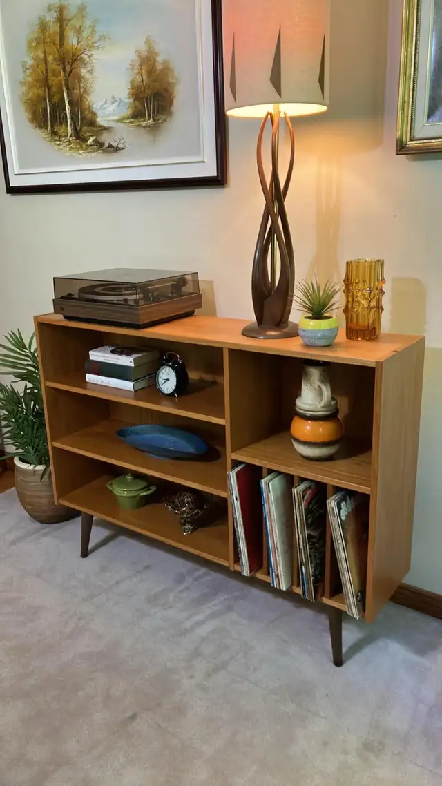 Mid century. TEAK TECK. Vinyl records bahut, bar, bookcase, side