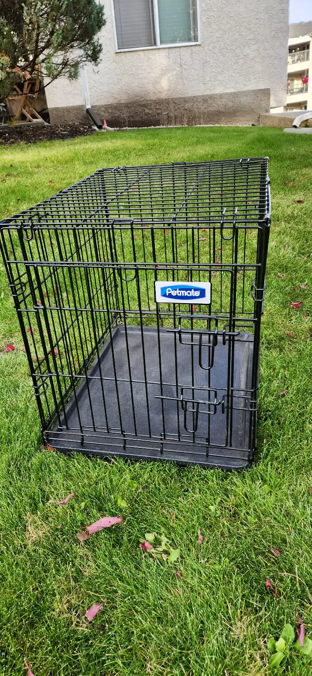 Petmate 24in-Size Metal Crate - Immaculate - $65 - 780-455-4858