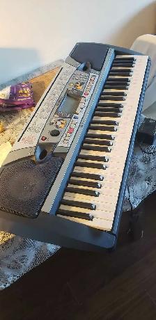 piano with 61 keys with stand