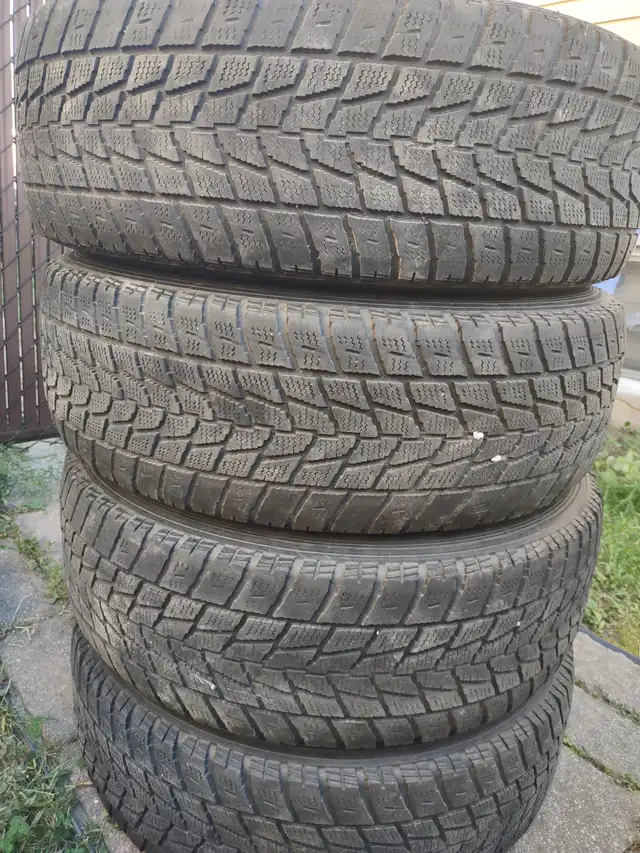 235-65R17x4 pneus hiver sur jantes Nissan Rogue 2023.