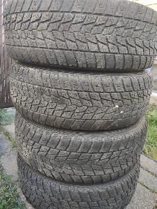 235-65R17x4 pneus hiver sur jantes Nissan Rogue 2023.