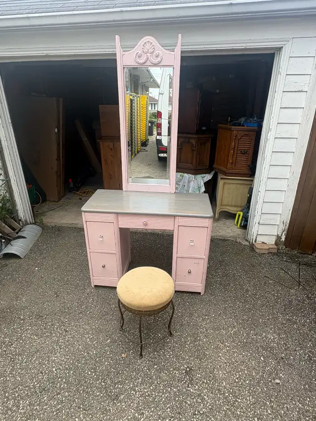 Free delivery Vintage 1972 Daveluyville Vanity  with  Stool
