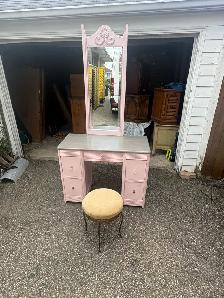 Free delivery Vintage 1972 Daveluyville Vanity  with  Stool