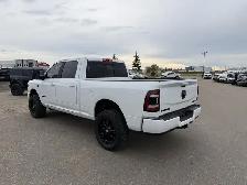 2024 RAM 3500 Laramie / NIGHT EDITION! / LOW KM! / LOADED! / 6.7 - Photo 4