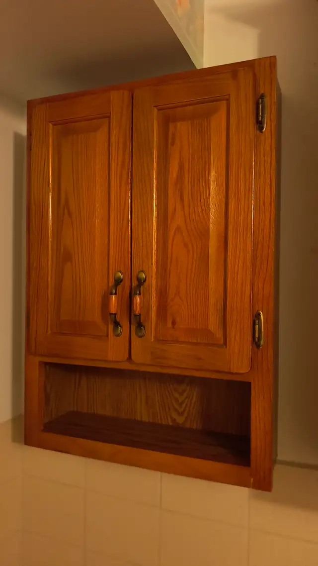 Armoire à pharmacie en chêne avec tablettes