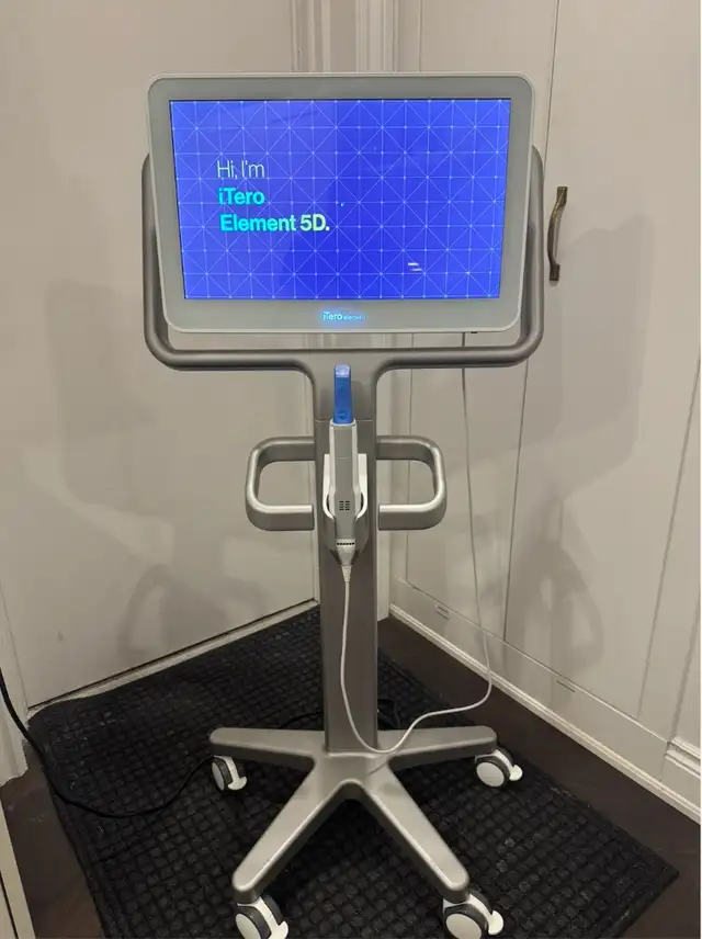 iTero Element 5D Dental Scanner on Cart, 2024, Hamilton