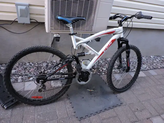 Vélo de montagne CCM avec suspension et freins à disques.