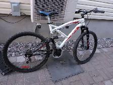 Vélo de montagne CCM avec suspension et freins à disques.