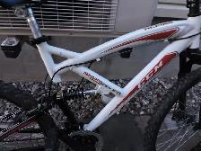 Vélo de montagne CCM avec suspension et freins à disques. - Photo 2