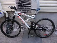 Vélo de montagne CCM avec suspension et freins à disques. - Photo 3