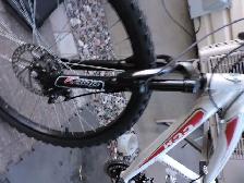 Vélo de montagne CCM avec suspension et freins à disques. - Photo 4