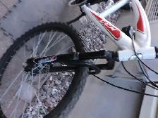 Vélo de montagne CCM avec suspension et freins à disques. - Photo 5