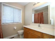 Detached house with 4 bedrm   3.5 bathrm   4 parking in Oakville - Photo 10