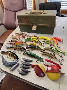 Musky fishing lures and tackle box - Photo 2