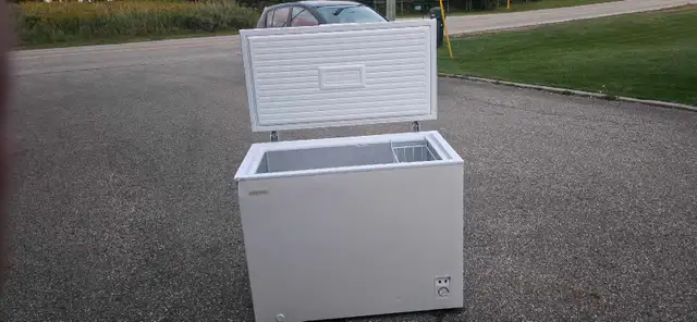 Danby Diplomat 7.0 Cu. Ft. Chest Freezer