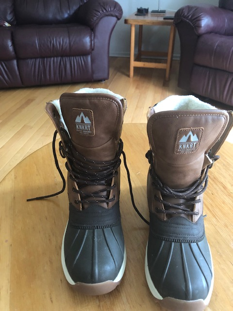 Women's winter boots size 9 - brand new