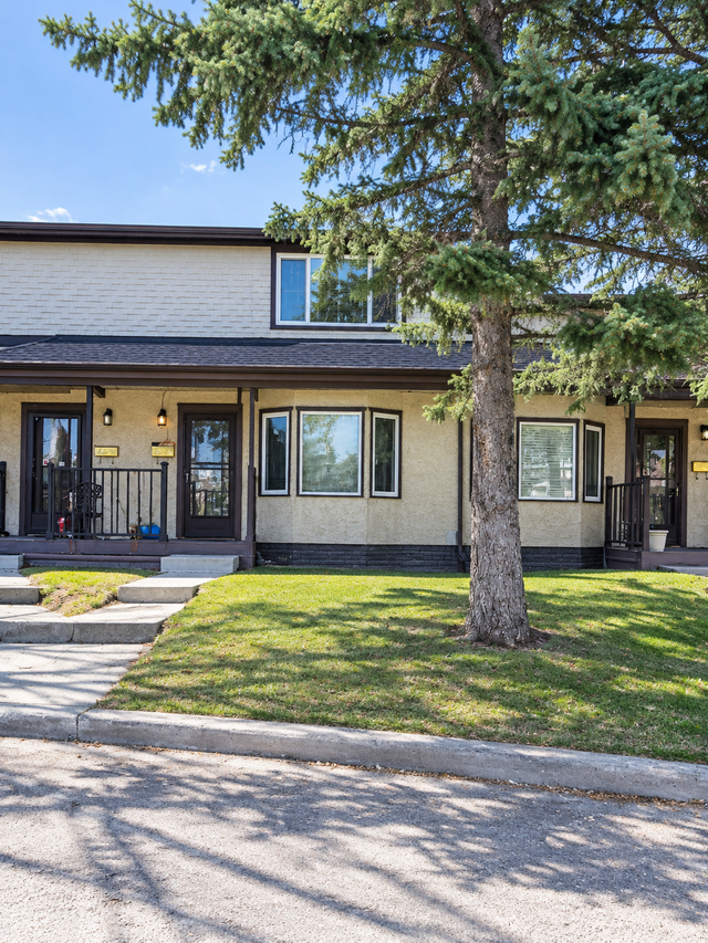 3-BEDROOM TOWNHOUSE   PRIVATE FENCED YARD – BANNERMAN