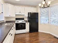 3-BEDROOM TOWNHOUSE   PRIVATE FENCED YARD – BANNERMAN - Photo 2
