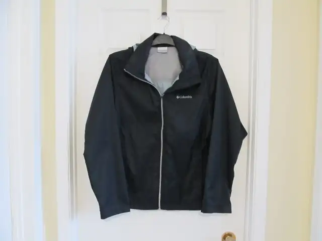 Ladies Columbia Rain Jacket with Hood, Size L in Women's - Tops