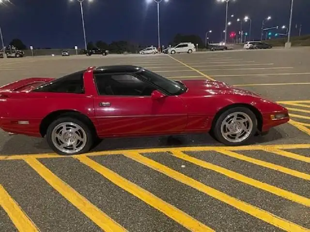 1990 Chevrolet Corvette.  $16,000  .  94,000 kms.