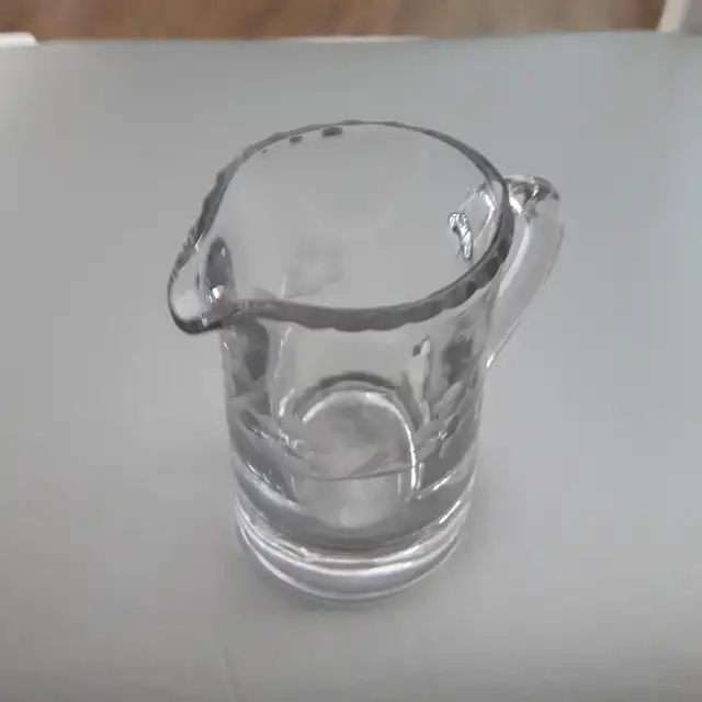 BEAU CRÈMIER NEUF EN VERRE ÉPAIS 4'HAUT DÉCORÉ À FLEURS: $10.00