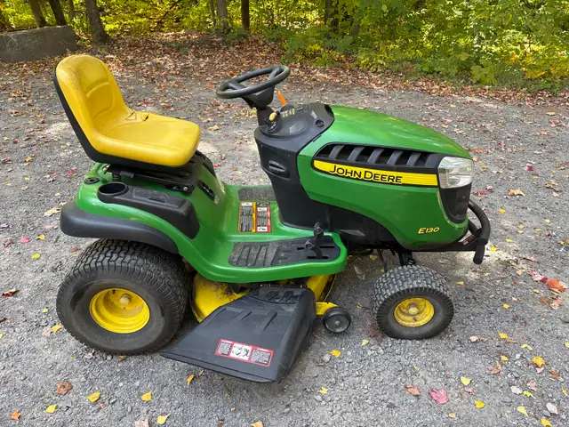 tracteur à pelouse John Deere model E130