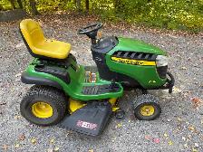 tracteur à pelouse John Deere model E130