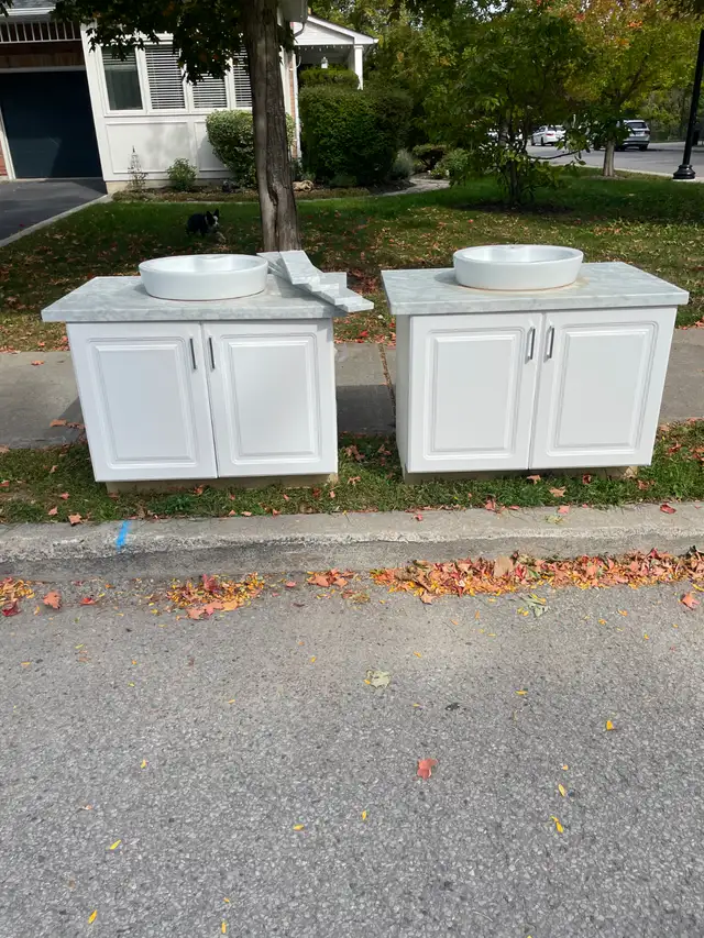 Free bathroom sink and vanity