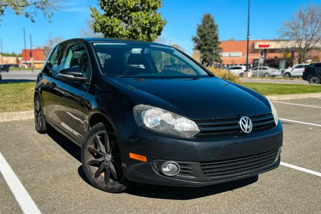 2011 VW Golf 2.5L – 127 000 km – 2 ensembles de pneus sur mags