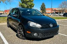 2011 VW Golf 2.5L – 127 000 km – 2 ensembles de pneus sur mags