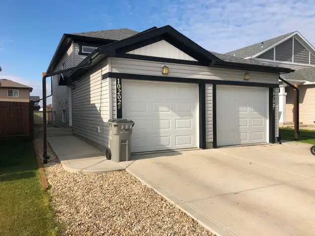 2 BR/1 BATH w/ Garage Legal Lower Suite for rent October 4