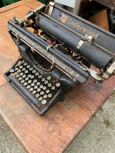 Underwood Vintage Typewriter - Photo 2