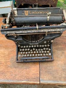 Underwood Vintage Typewriter - Photo 3