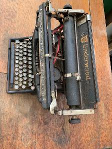 Underwood Vintage Typewriter - Photo 4