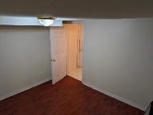 Spacious basement with 2 parking Scarborough - Photo 12