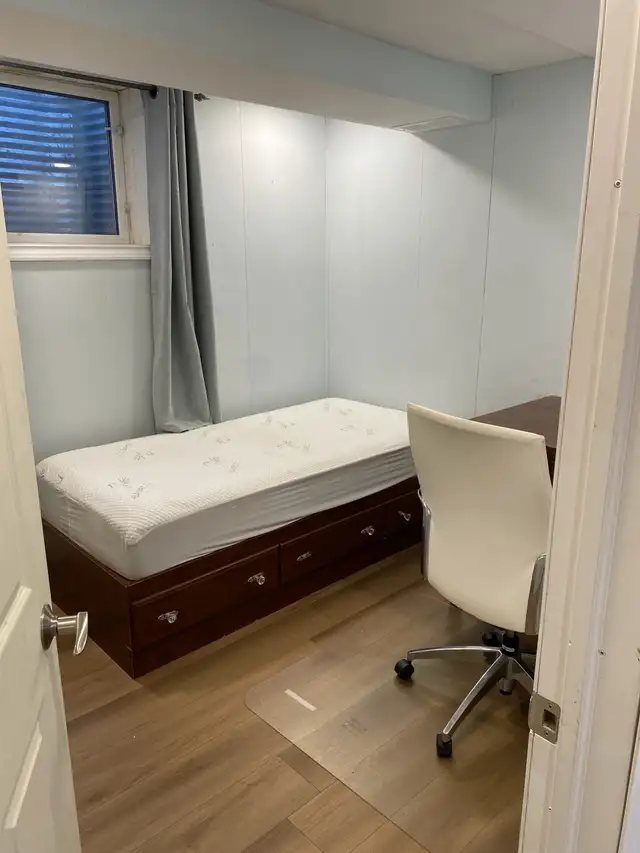 girls room available near McMaster/Mohawk