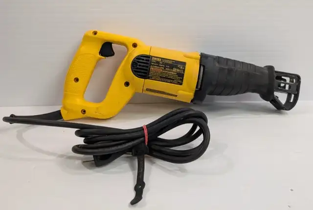 (B7075) DEWALT DW303 Corded Electric Reciprocating Saw