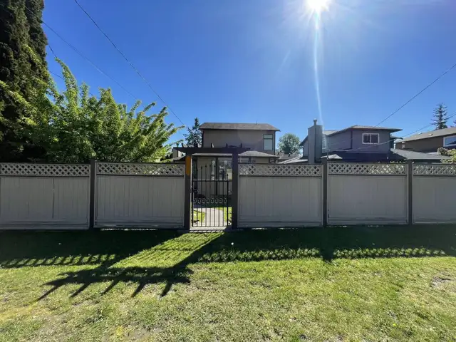 4 Four Bedroom 2.5 washrooms house available for rent in Surrey