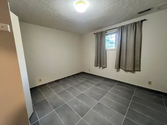 Room for rent available （房間出租）