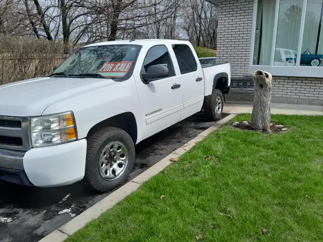 2011 chev full 4door  no body rust - clean worktruck